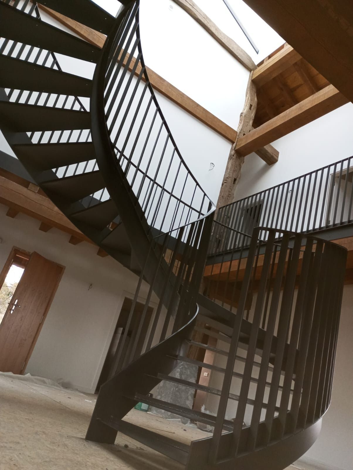 Una escalera de caracol con barandilla de metal en un edificio.