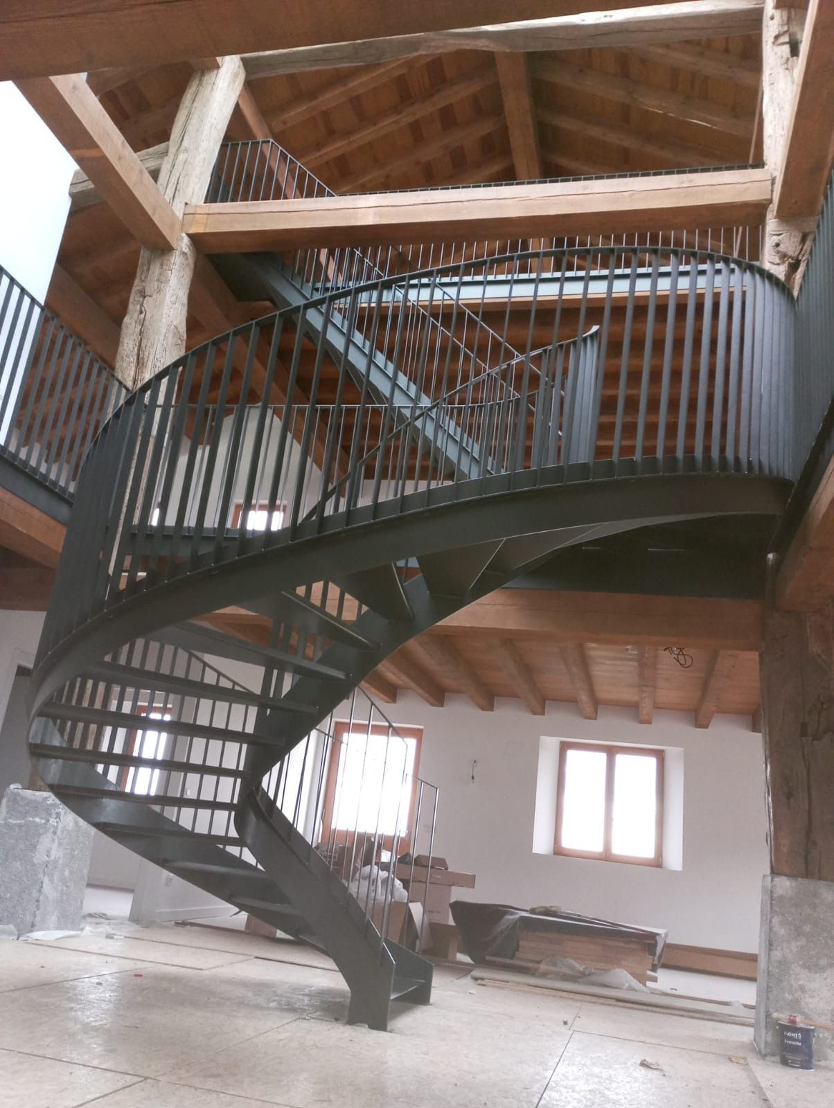 Una escalera de caracol con barandilla de metal en un edificio.