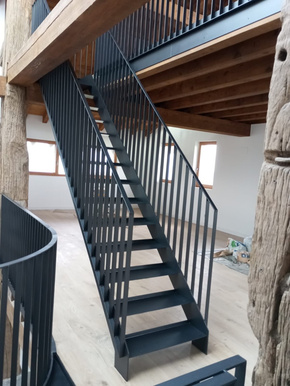 Una escalera con barandilla de metal que conduce al segundo piso de un edificio.