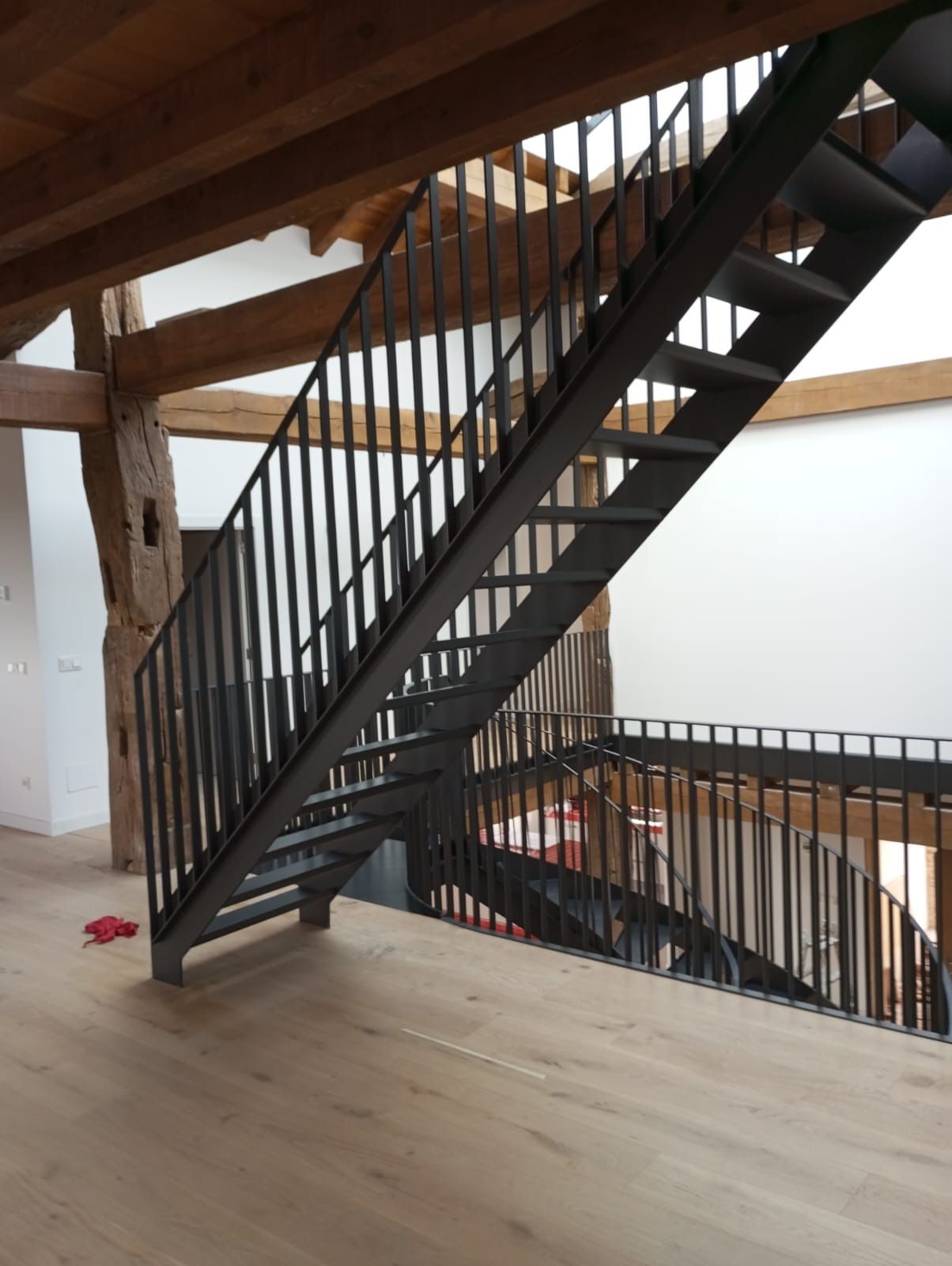 Una escalera de caracol con barandilla de metal en una habitación.