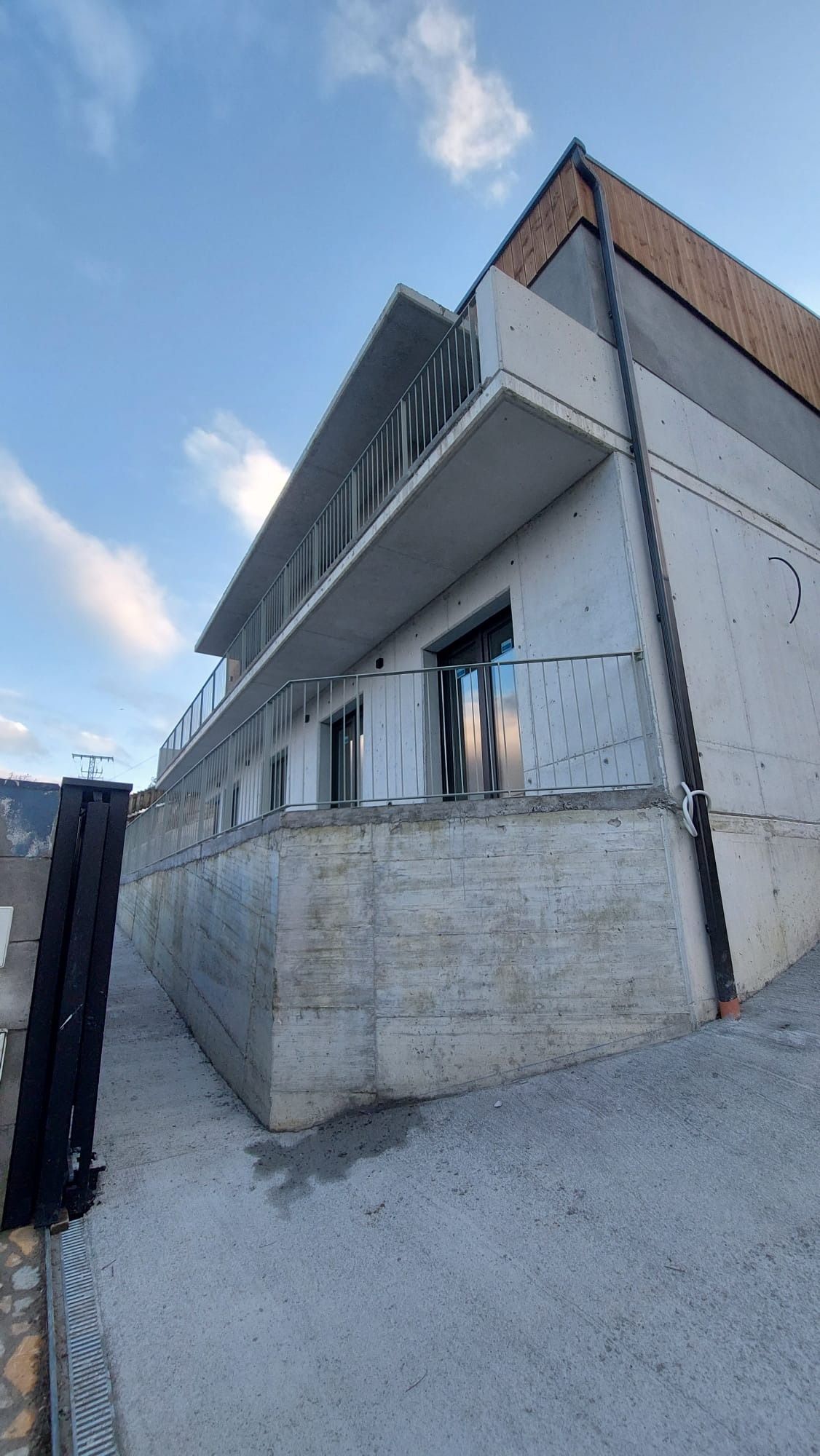 Un edificio en construcción con un balcón en un costado.