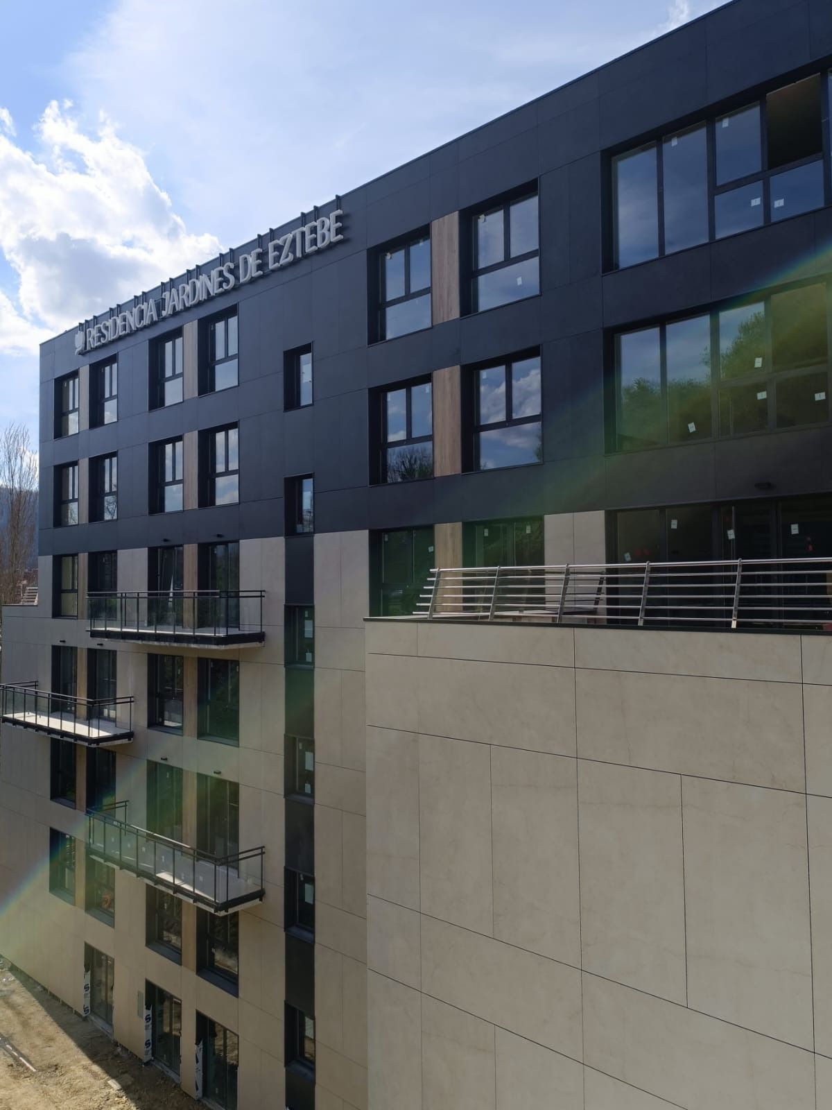 Un edificio grande con muchas ventanas tiene la palabra eclere en él.