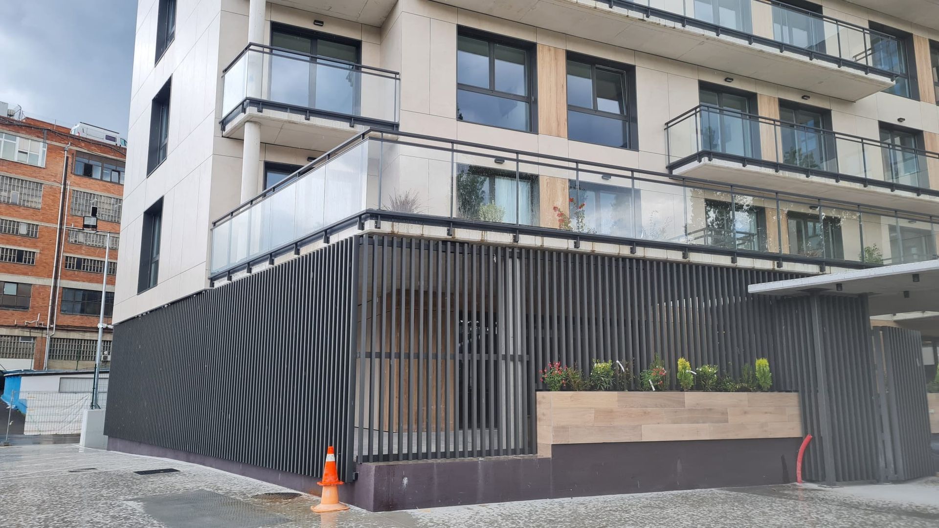 Un edificio con una valla alrededor y muchas ventanas.