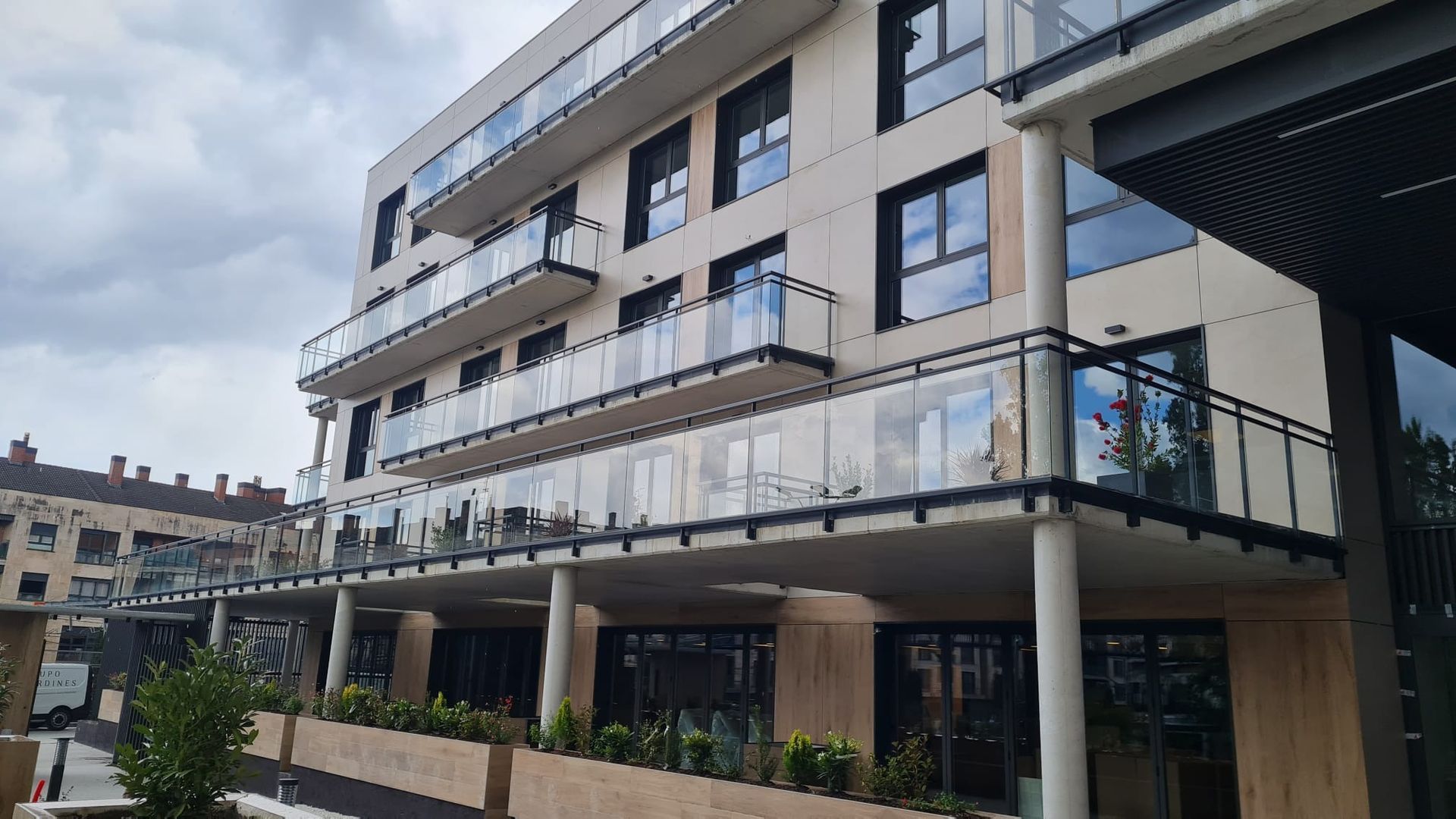 Un edificio grande con muchas ventanas y balcones.
