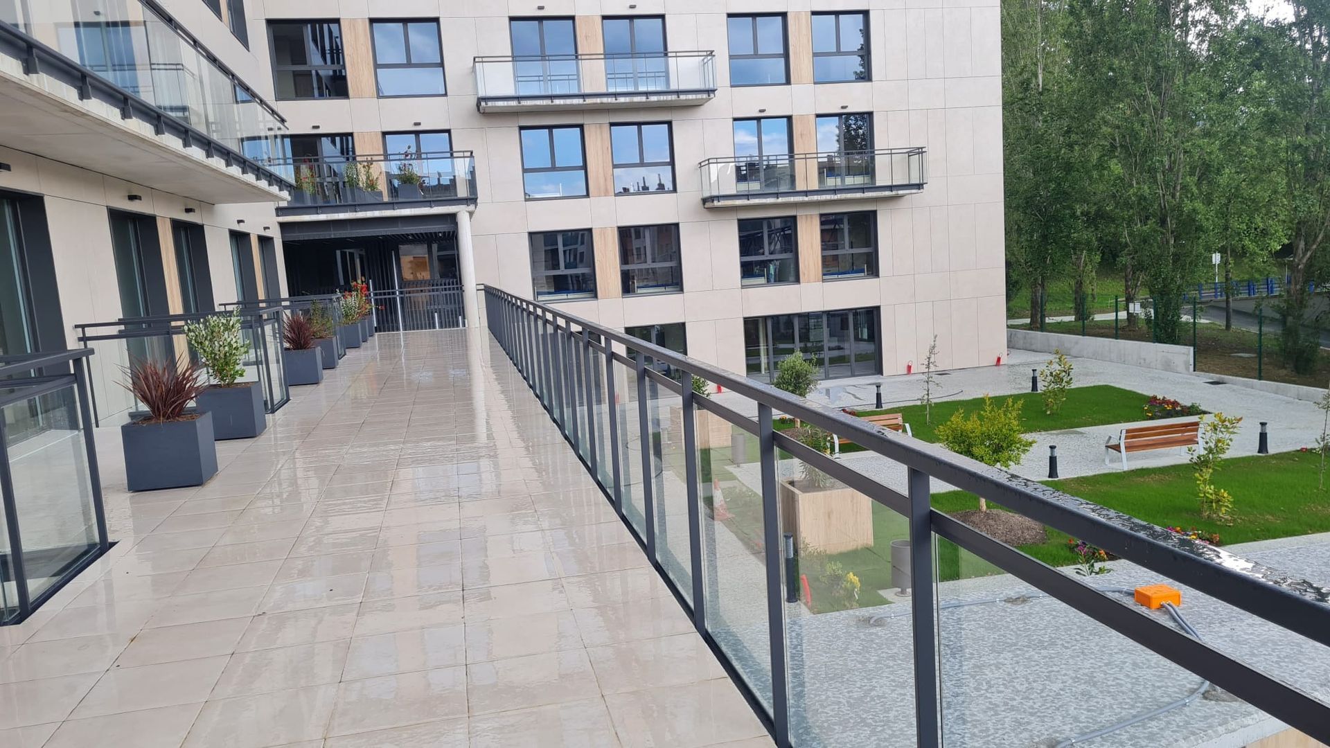 Un edificio grande con un balcón y una pasarela que conduce a él.