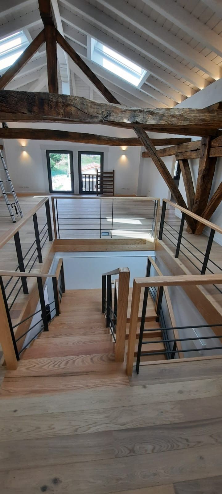 Una escalera de madera que conduce al segundo piso de una casa.