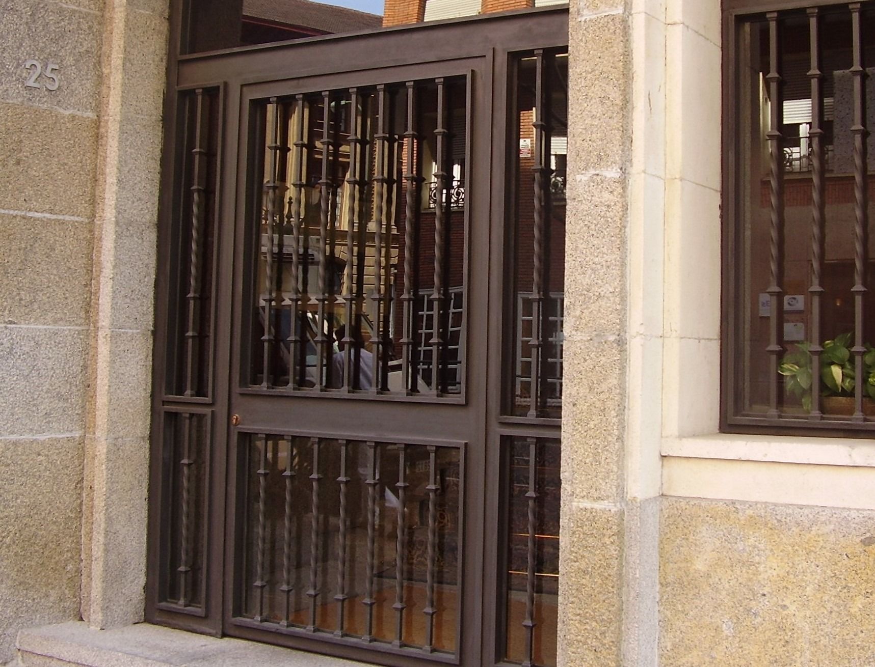 El número 25 está en el costado de un edificio.