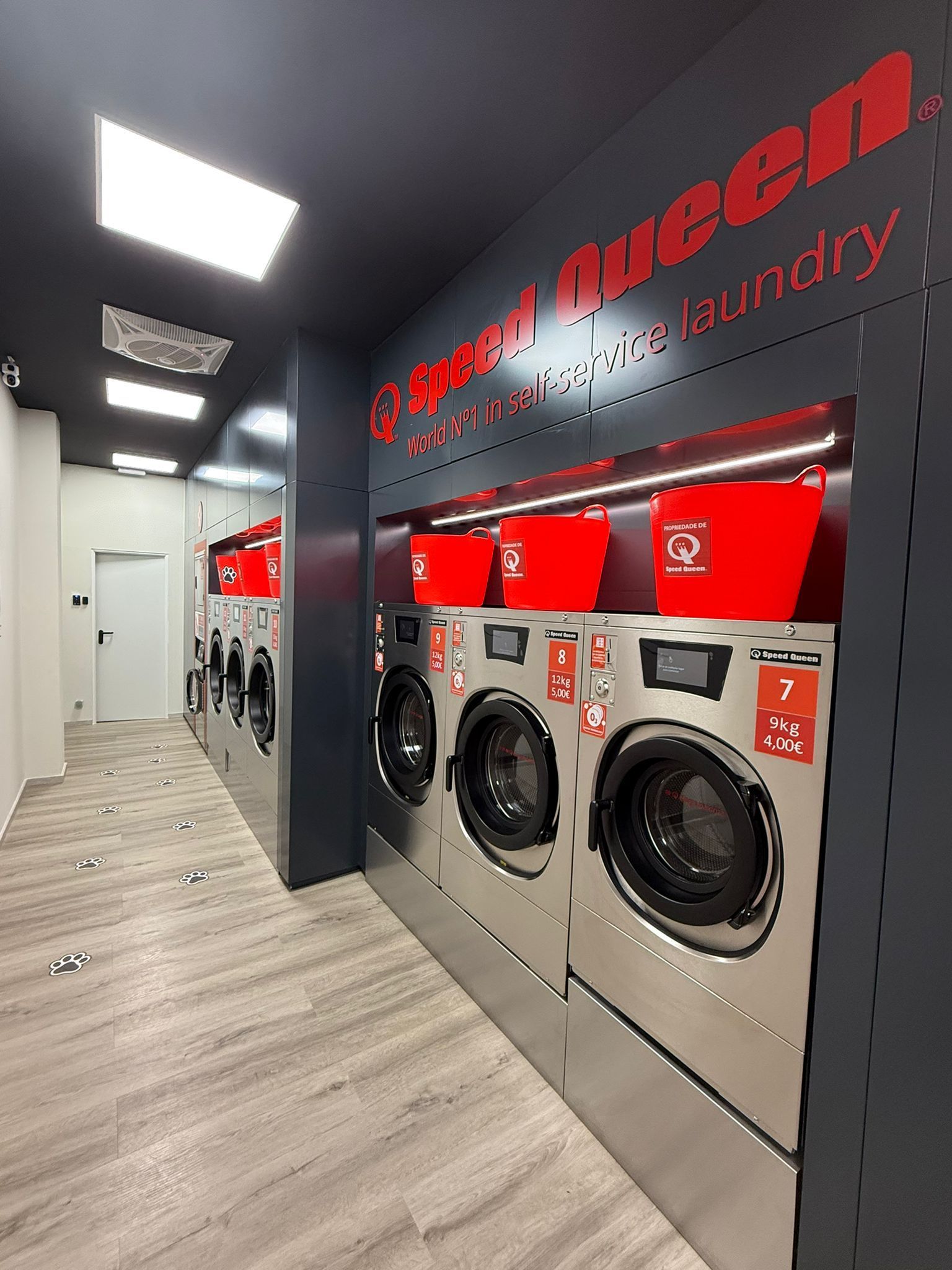 Unidad de lavadora y secadora comercial apiladas de color gris.