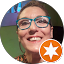 Una mujer que lleva gafas sonríe en un círculo con una estrella naranja.