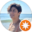 Una mujer está parada en una playa con una estrella en el fondo.
