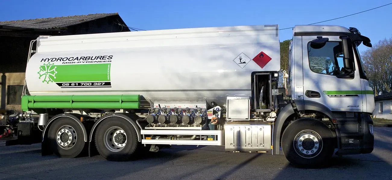 Un camion de transport de combustibles