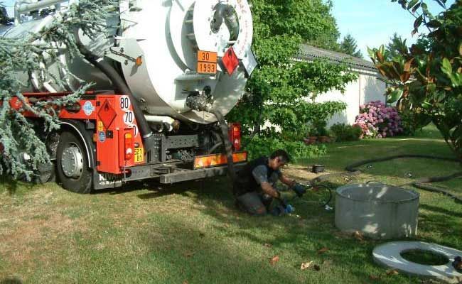 Un homme effectue du nettoyage de cuve