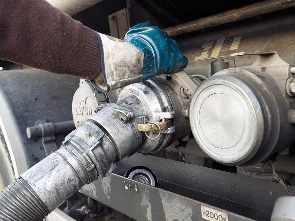 Des mains sur une machine