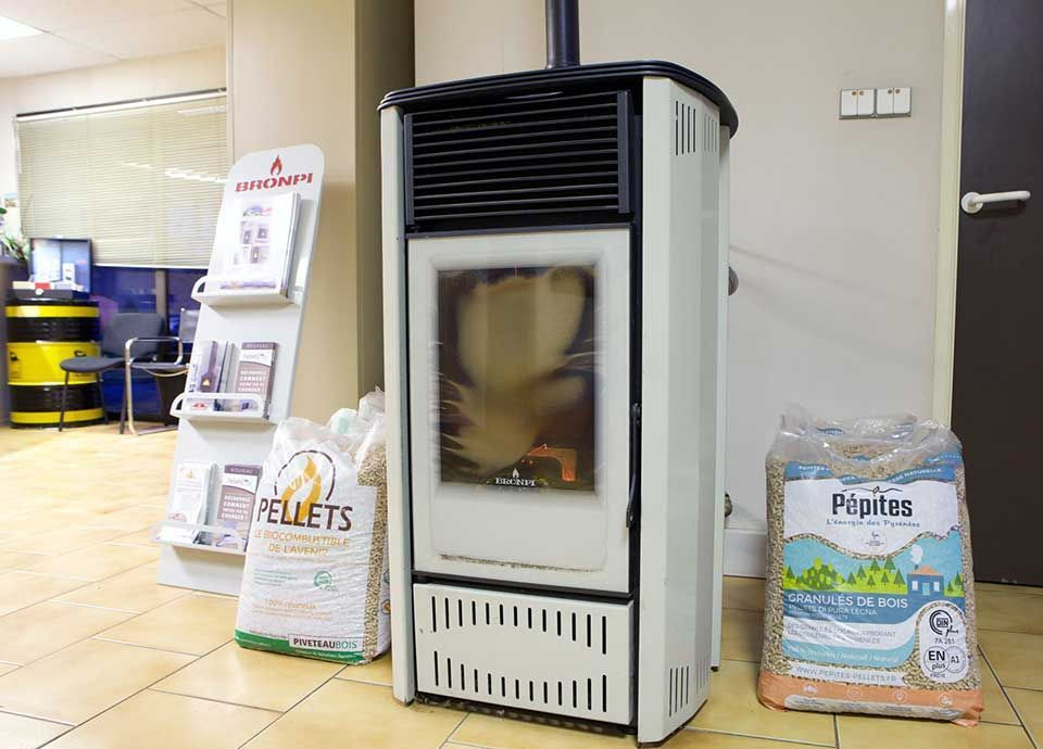 Un poêle à granulés et des sacs de pellets