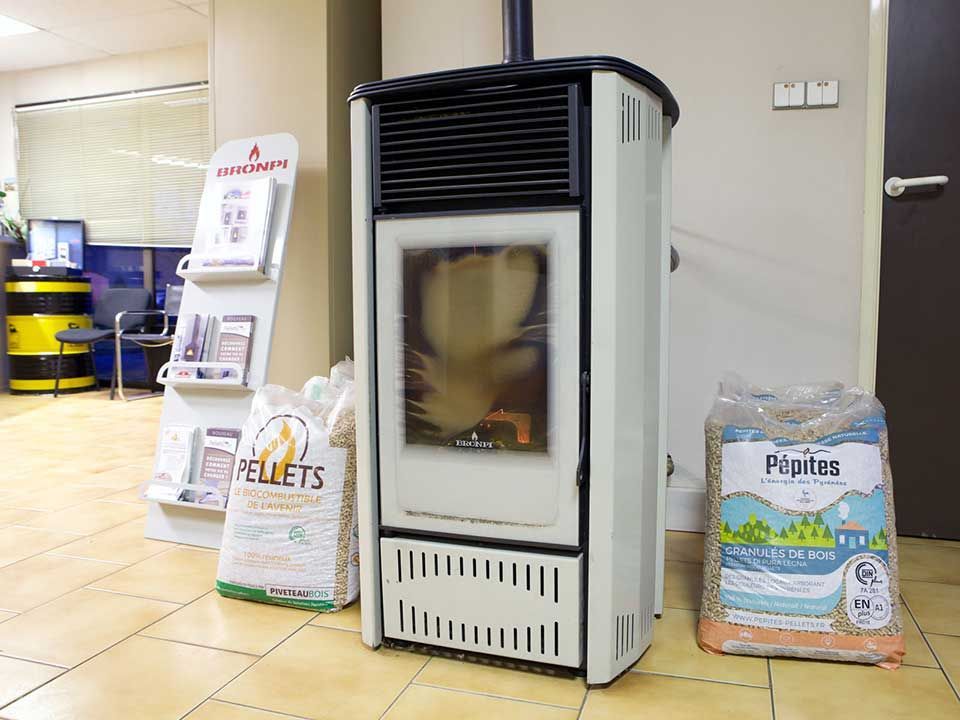 Un poêle à granulés et des sacs de granulés