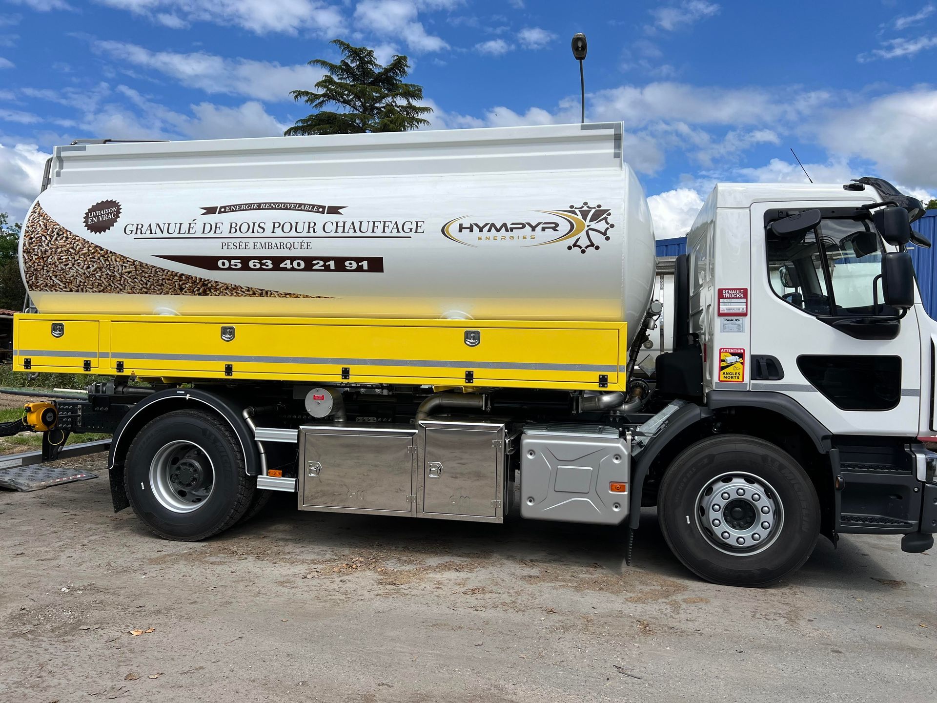 Un poêle à granulés et des sacs de pellets