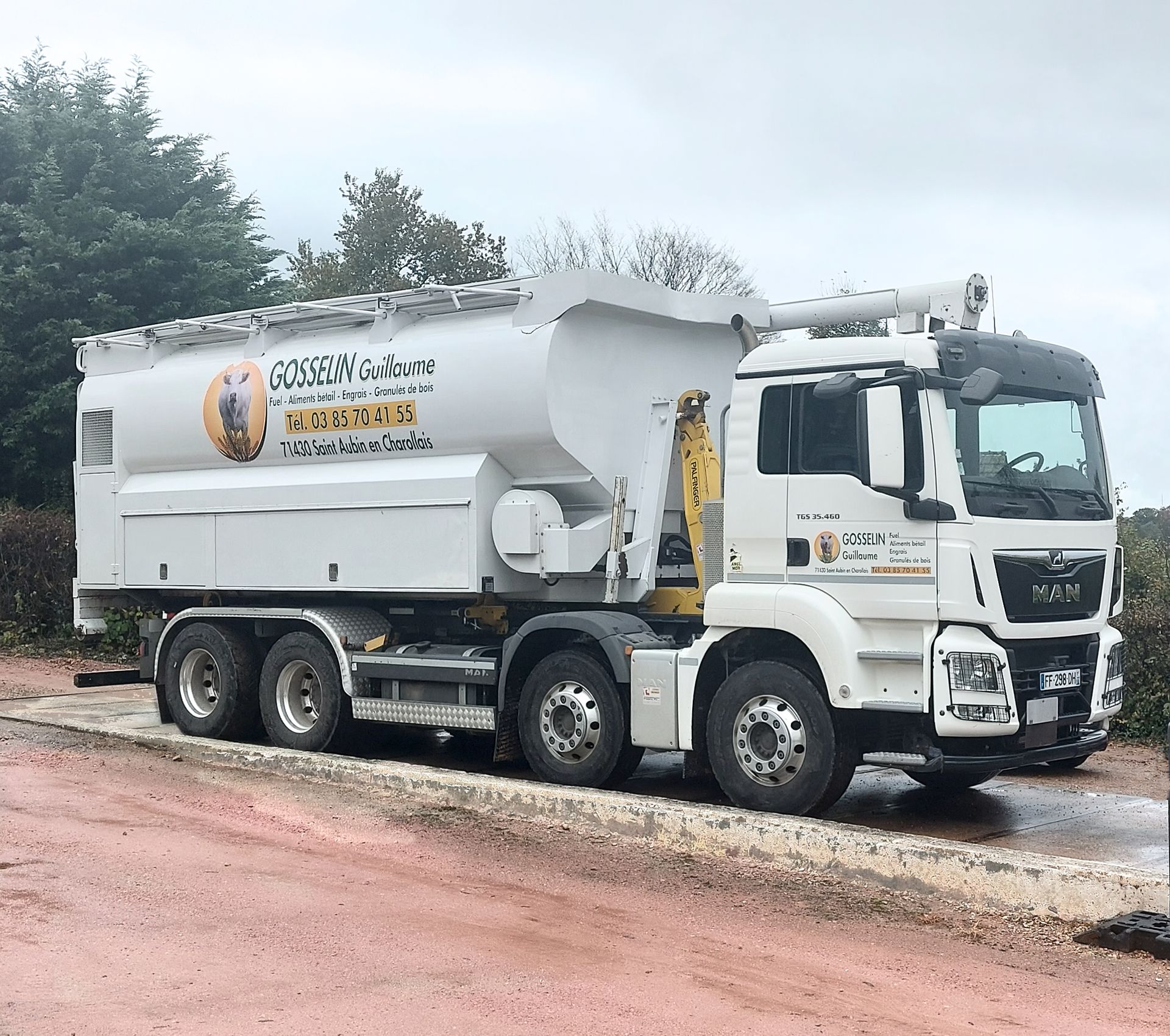 Camion citerne pour carburant avec le logo de l'entreprise