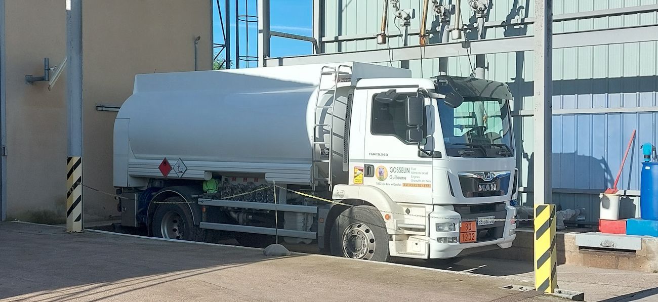 Camion citerne blanc garé
