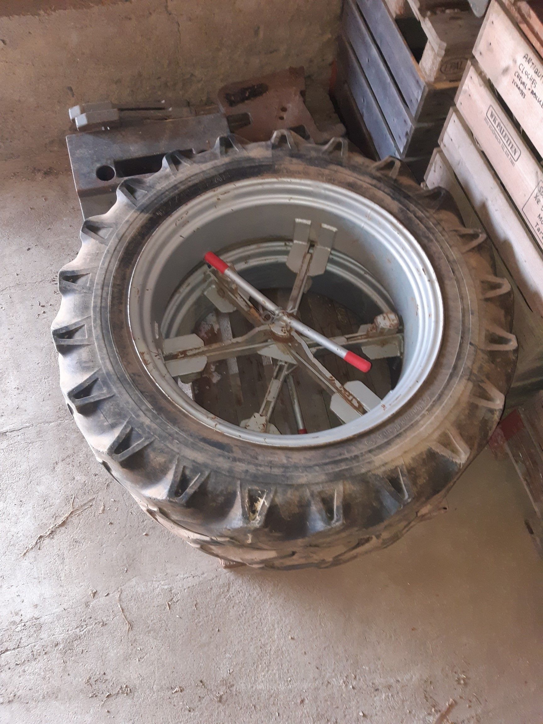 Roues pour jumeler des dimensions 14.9-28. Les pneus montés dessus sont du 12.4/11-32 et les moyeux sont faits pour se crocher sur du 28''. prix 200.- tel 079 381 05 28