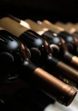 Varias botellas de vino están alineadas en fila