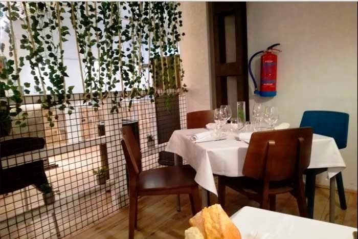 Un extintor de incendios está colgado sobre una mesa en un restaurante.
