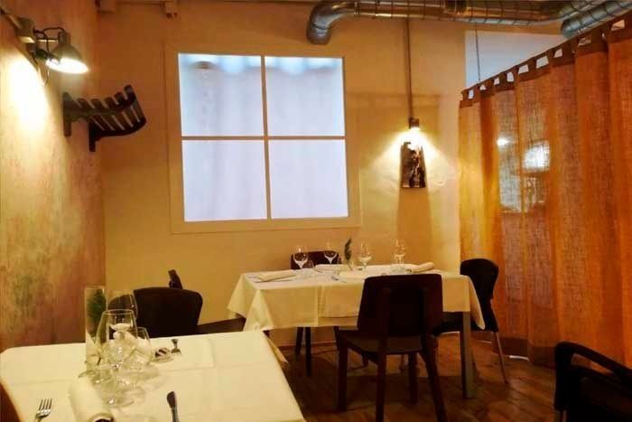 Un restaurante con mesas y sillas y una ventana.