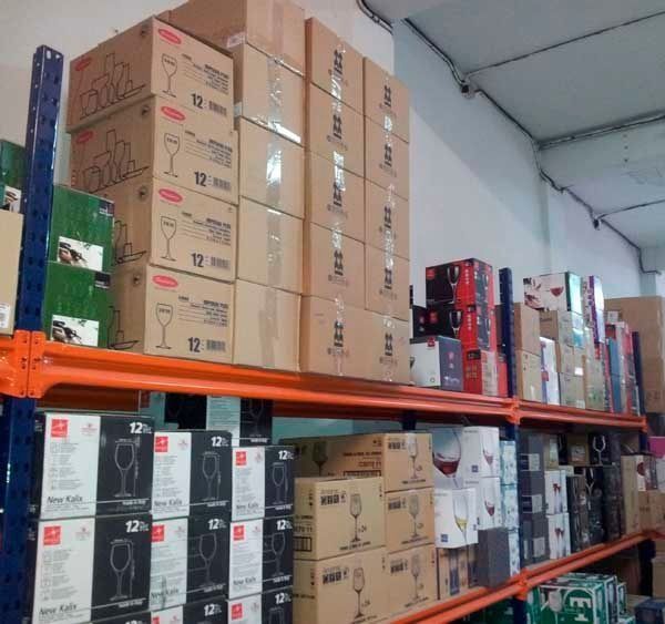 Un almacén lleno de muchas cajas, incluida una que tiene el número 12.