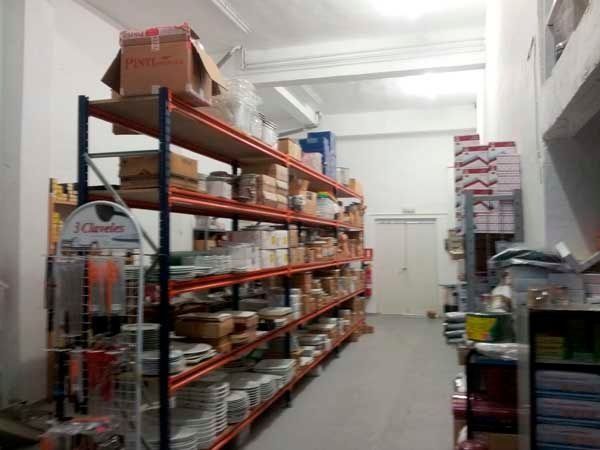 Un almacén lleno de muchos estantes y cajas.