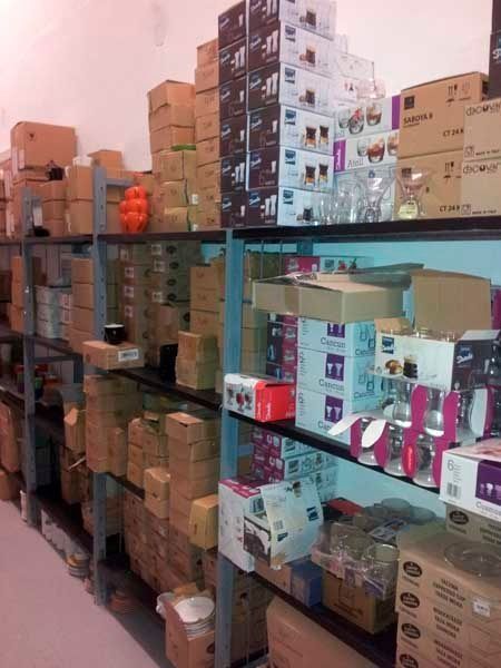 Un almacén lleno de muchas cajas y estantes.