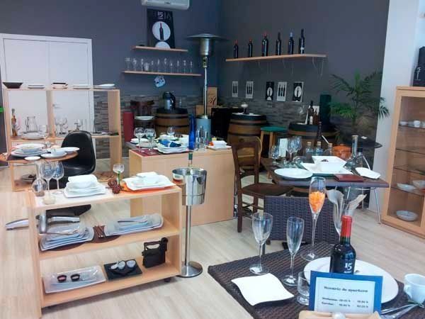 Un comedor con una botella de vino en una mesa.