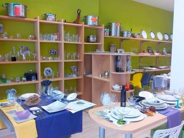 Una mesa con platos y vasos en una tienda.