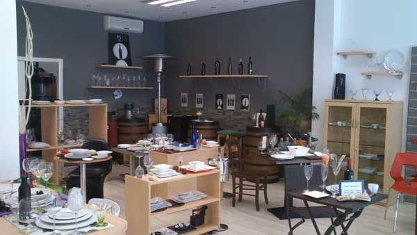 Una habitación llena de muchas mesas y sillas