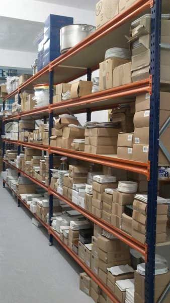 Un almacén lleno de muchos estantes y cajas.