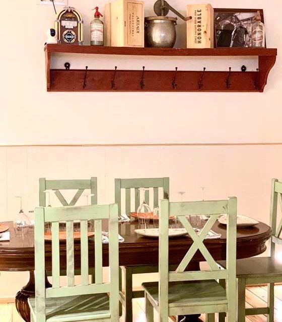 Una habitación con una mesa y sillas y un estante que dice Stefano.