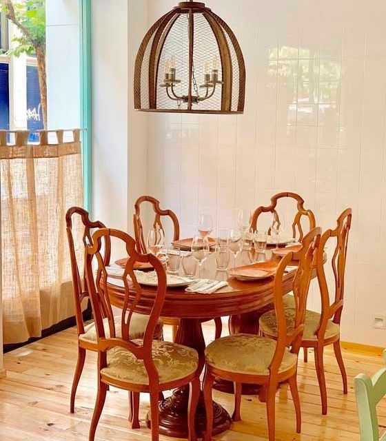 Un comedor con una mesa redonda y sillas.