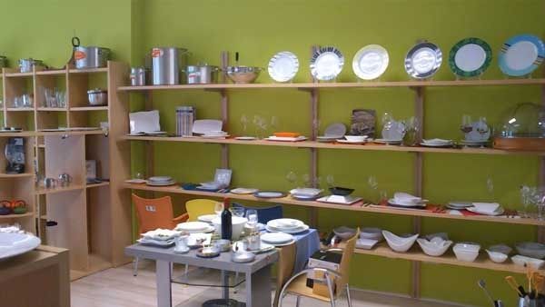 Una habitación con estantes llenos de platos y cuencos