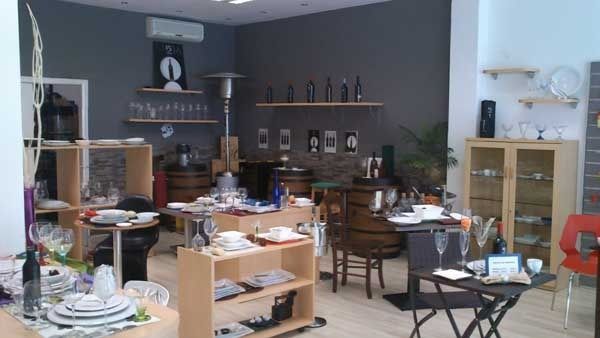 Una tienda llena de muchos platos y vasos