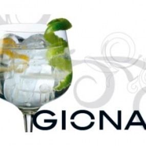 Un vaso con una bebida y la palabra giona en el fondo.