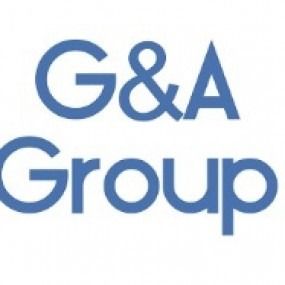 El logotipo del grupo G&A es azul y blanco sobre un fondo blanco.
