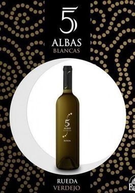Una botella de vino Albas Blanca está en un plato blanco.