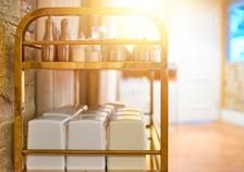 Un estante de madera con cajas blancas en una cocina.