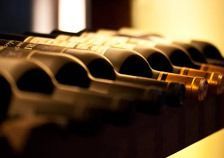 Una fila de coches de juguete están alineados en un estante.