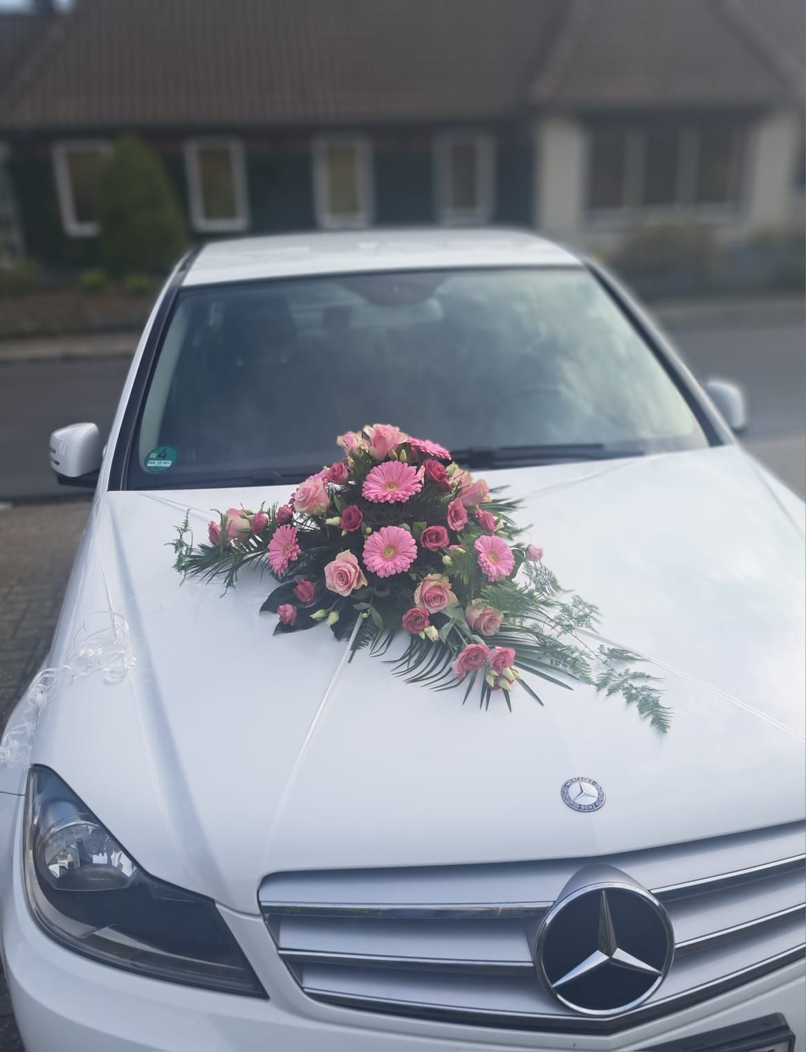 Auto mit Blumenschmuck