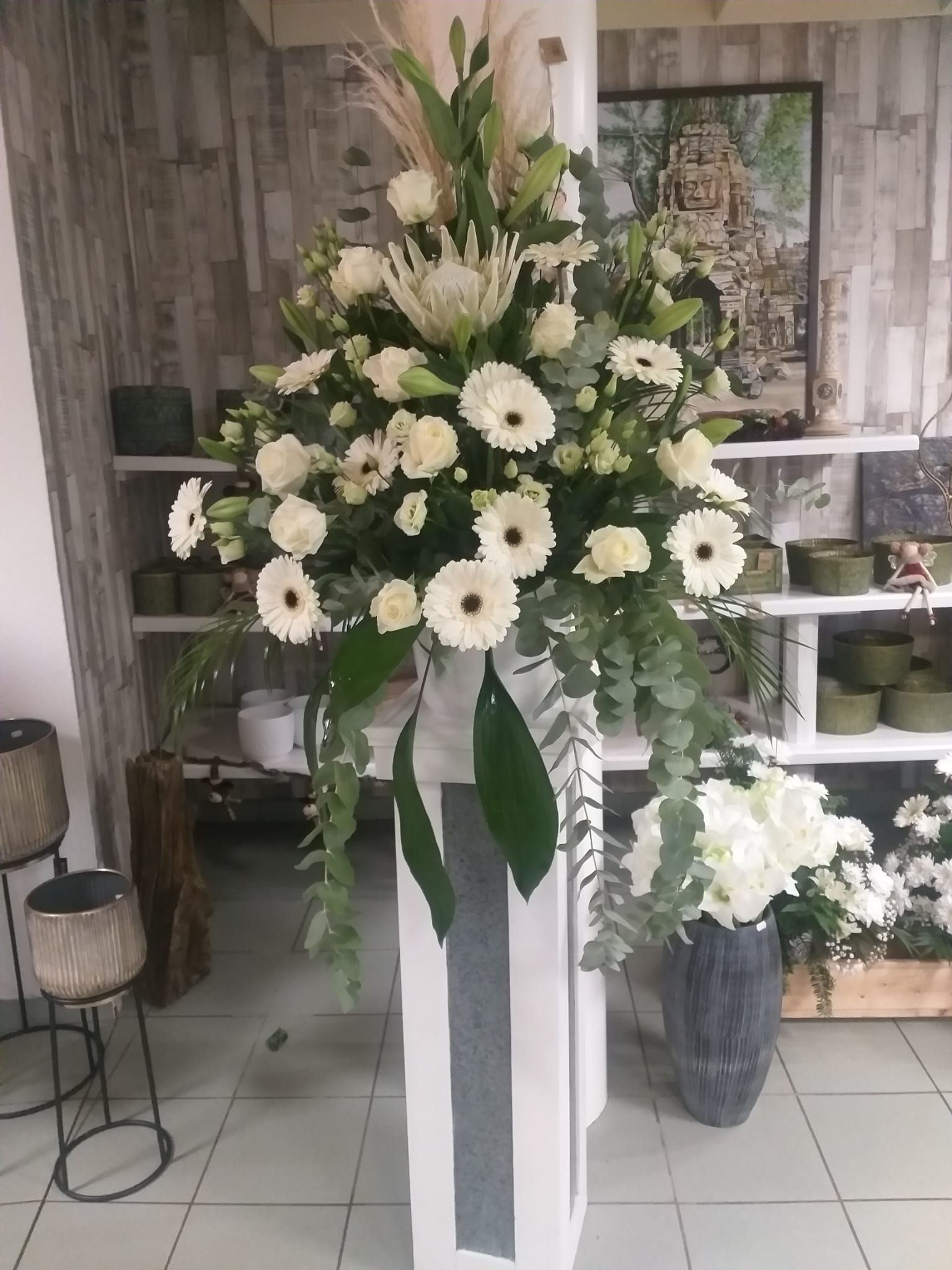 Große Vase mit weißen Blumen