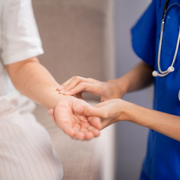 Un professionnel de santé contrôle le pouls d'un patient.