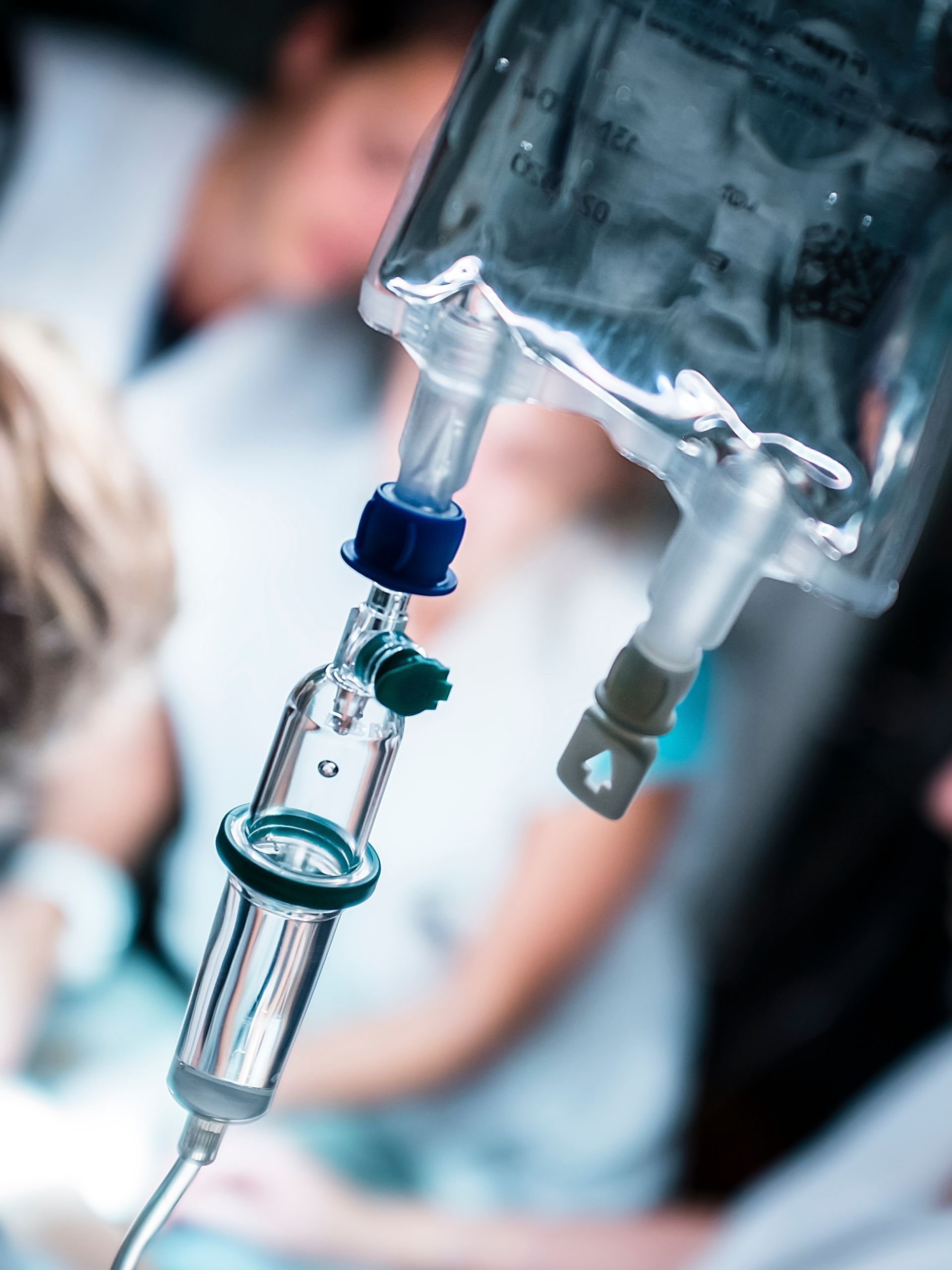 Poches et tubulures pour perfusion intraveineuse dans un environnement hospitalier.