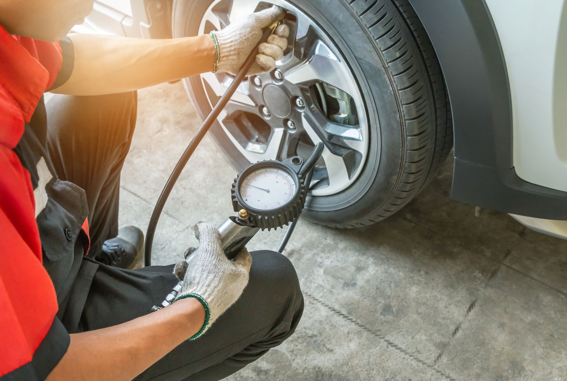 Un technicien qui contrôle la pression des pneus