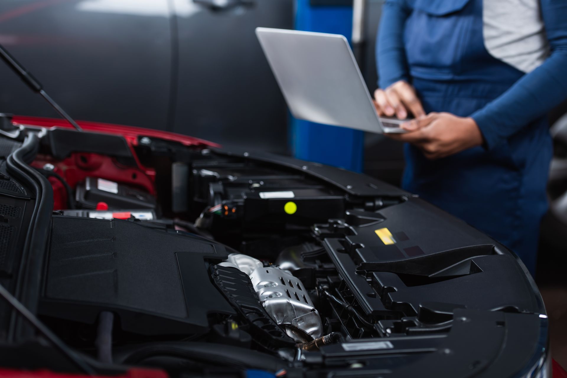 Un mécanicien qui réalise un diagnostic sur une voiture