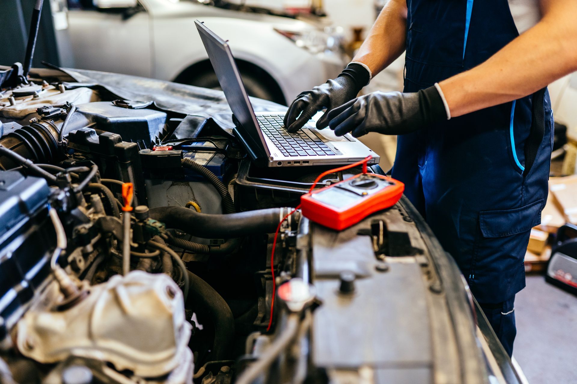 Un mécanicien qui réalise le diagnostic d'une voiture