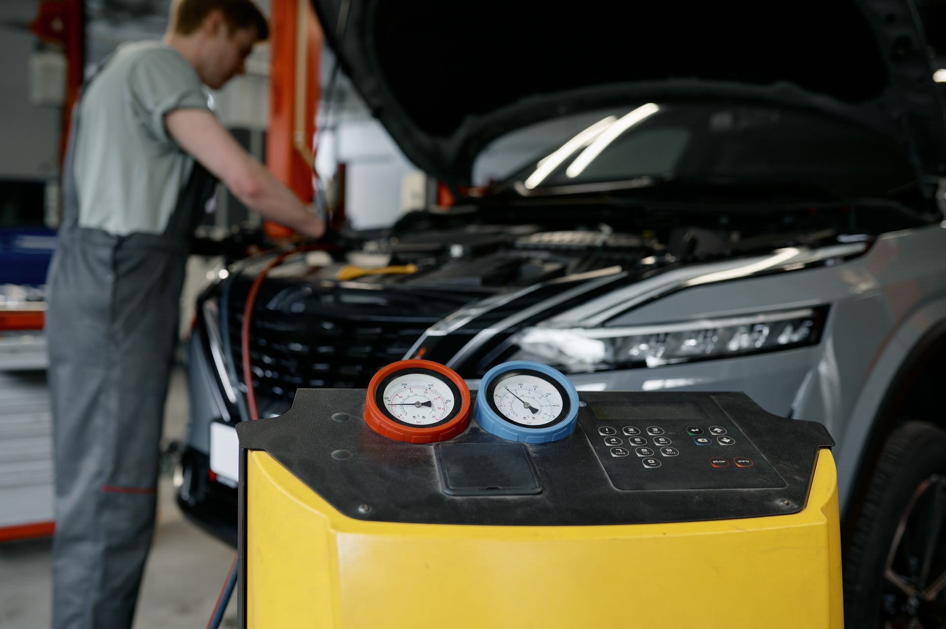 Gros plan sur une machine qui permet de recharger le climatiseur d'une voiture